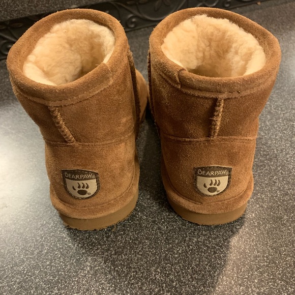 Youth size 1 bear paw boots. Used. Great condition - Picture 2 of 6